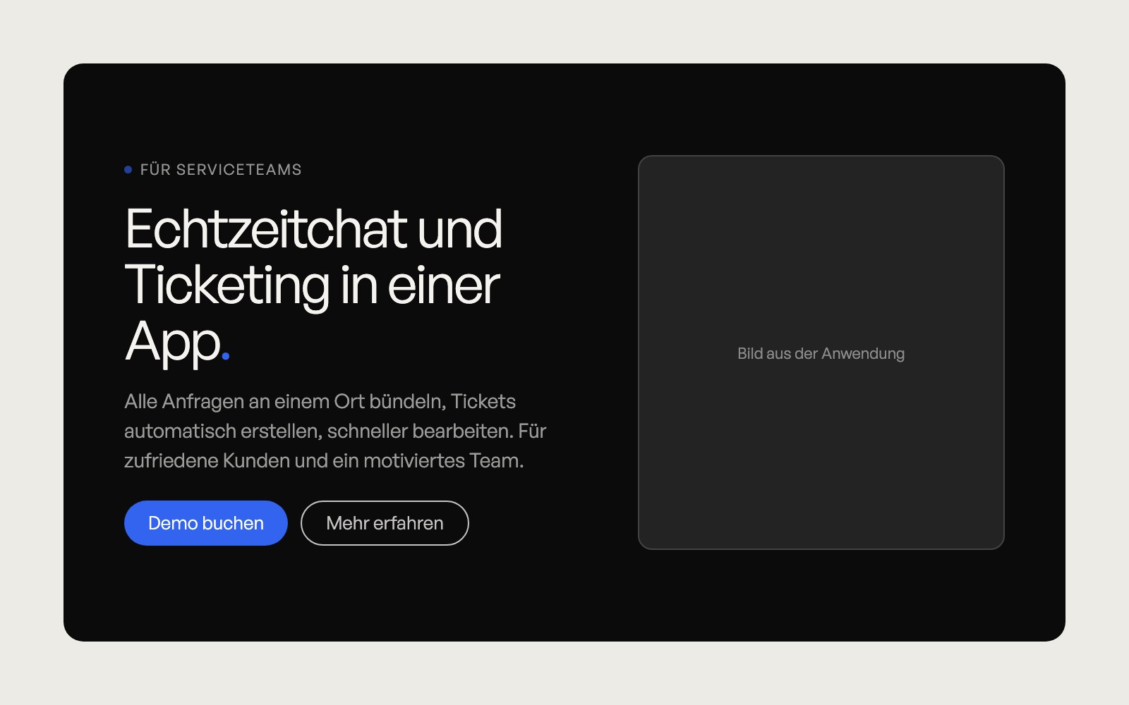 Beispiel Kopfbereich: dunkle Sektion mit der Überschrift „Echtzeitchat und Ticketing in einer App“, einem Satz zum Nutzen, zwei Schaltflächen und einem Bild aus der Anwendung